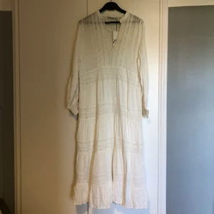Zara klänning XL - Superfin zara klänning i storlek XL. Skulle säga att den passar en L också. Säljs då jag råkade köpa två. Nypris 800kr, säljs för 350kr 
