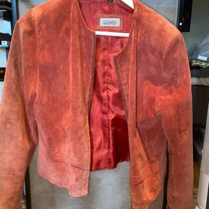 Jofama jacka S/M - En fin nästintill oanvänd jacka från Jofama. Den är i mocka material och har inga fickor eller större detaljer mer än sömmar och lite figursydd.