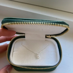 Ani halsband - Säljer detta helt oanvända ” Stone letter silver “ Ani halsband i bokstaven E. Fick 2 likadana i studentpresent så säljer nu det ena. Asken medföljer! 😍