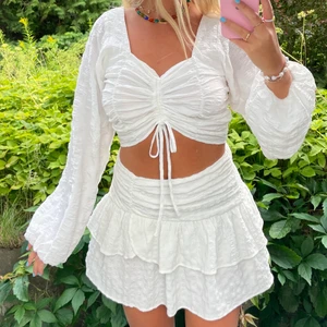 Set🤍 - Sååå fint set med blus o kjol💓💓 toppen är justerbar så man kan välja med dragskon hur högt upp man vill ha den💗 helt oanvänd!