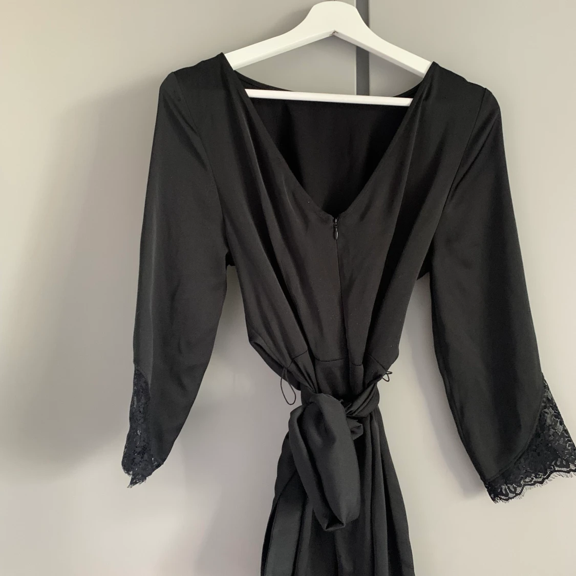 Svart klänning med spets och knyte