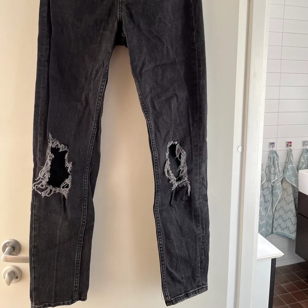 Slitna jeans från Ginatricot . Jeans & Byxor.