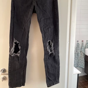 Slitna jeans - Slitna jeans från Ginatricot 