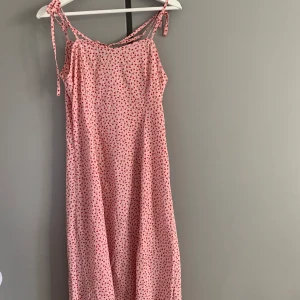 Blommig klänning - Storlek 36