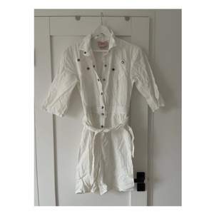Säljer en kort linne jumpsuit från bikboks Elsa Hosk kollektion i storlek M. Pris: 250 kr.