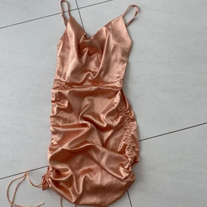 Klänning - Klänning som sitter väldigt thight på, den var tyvärr för liten på mig så endast provad