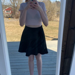 Svart kjol - Jätte fin svart kjol från hm i väldigt bra skick! Storlek S❤️