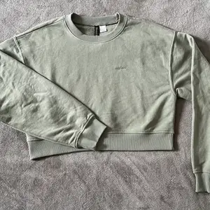 Grön croppad sweater från hm, aldrig använd. Köparen står för frakt 