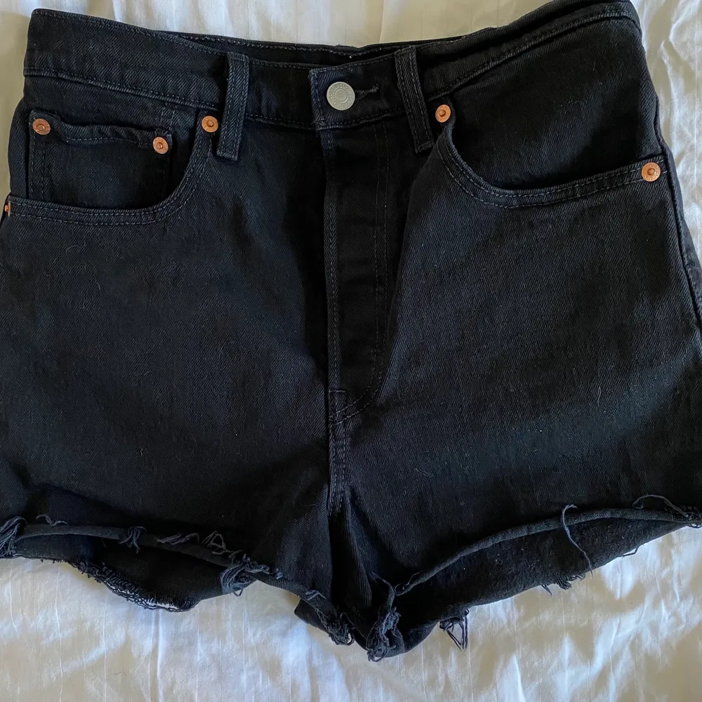 Säljer mina svarta Levis-shorts i modellen ”Ribcage Short” då de har blivit för små. Endast använda ett fåtal gånger så de är felfria☺️ Perfekta nu till sommaren!🌼 (priset kan diskuteras). Shorts.