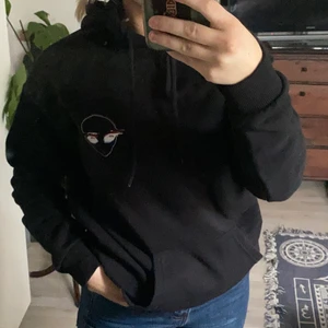 Hoodie med print - Säljer denna fina hoodie för att den inte passar längre💘 Hoodien är i storlek xs och har skönt material på insidan och utsidan💓 100kr + frakt ❤️‍🔥