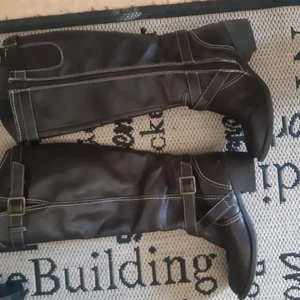 Stövlar strl.36  - Knähögt skaft och dragkedja. Mycket sköna mörkbruna. 100kr+frakt Har Swish