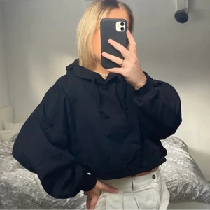 Hoodie - Svart croppad hoodie🤎
