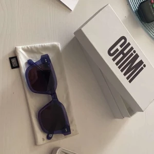 Chimi solglasögon 004 - Solglasögon från chimi i storleken 004, väldigt populära, mörkblåa och sitter bra på. Inga repor i glaset och väldigt sparsamt använda, har inga större defekter 💓🤍💓