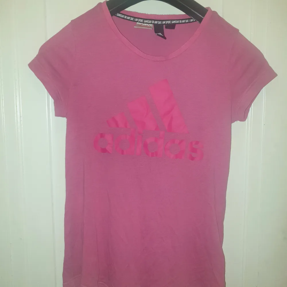 Adidas topp rosa ! Stl S. T-shirts.