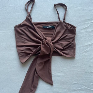 Sommartopp  - Super gullig topp från Bikbok, perfekt till sommaren!💗Köpte för ca 1,5 år sedan men aldrig använd då den varit för liten så det är nyskick! Man kan knyta den på olika sätt och olika stort!💗Skriv för mer bilder eller frågor! 