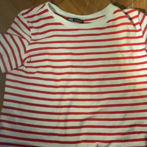 Röd randig zara tröja i stl S - Randig zara tröja röd