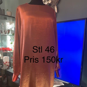 Fin klänning  - Säljer min älskade klänning använd fåtal gånger  ,den är som ny , passar perfekt till sommar kvällen.