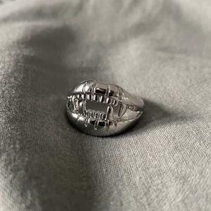 Vampyr ring i 925 silver - Köpte denna skit coola ring i 925 silver här på plick. Tyvär passade inte ringen riktigt. Säljer då vidare den till ett sänkt pris. Ringen Är som sagt i riktigt 925 silver. ”Detta inlägg är åt någon annan”