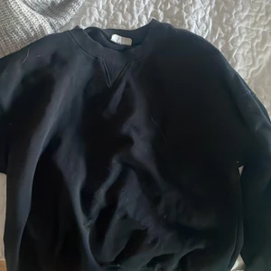 Collegetröja  - Svart basic collegetröja från Gina 