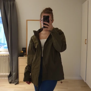Grön jacka - Många bra fickor. Står att det är XXXL, men passar mer M-L (ev XL)