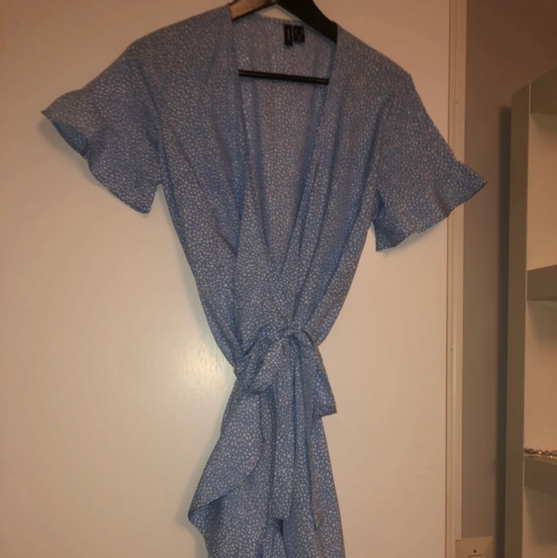 Blå blommig klänning - 90