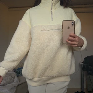 Beige/gul teddyjacka, windbreaker jacka - Så himla fin & cool teddyjacka som inte säljs längre. Jättebra skick & helt nytvättad! Använder alldelse för lite. Är fodrad, varm och väldigt skön. Köpt för 490 kr på Missgudied i storlek 36, men passar även XS. Köparen står för frakt & om flera är intresserade blir det budgivning🧸 