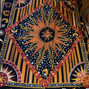 Nytt draperi sol stjärnor handgjort  - Ett superfint helt nytt tudelat draperi med hålrum längst upp så man kan trä på den på en stång eller liknande. Sol, måne, och rymdaktigt mönster. Ca 100x221 cm!