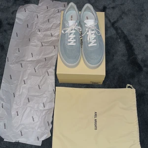 Arigato skor orbit suede - helt oanvända arigato skor som är köpta för ca 5 månader sedan. säljer eftersom jag inte använder de pga fel storlek. köpta för 2100kr 