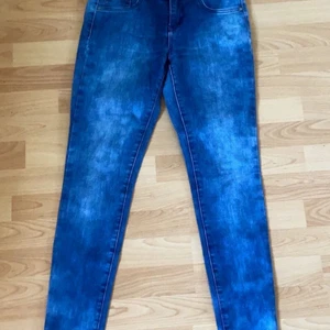 Blåa jeans från only - Ett par snygga jeans från only som tyvärr blivit för små. Inga märken som jag kan se. 