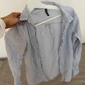 Linneskjorta från HM. Fint skick, skönt och tunt material 