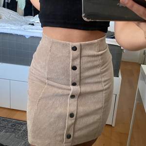 Superfin beige kjol från gina i storlek S, fint skick och knappt använd. Dm för fler bilder!!🤍