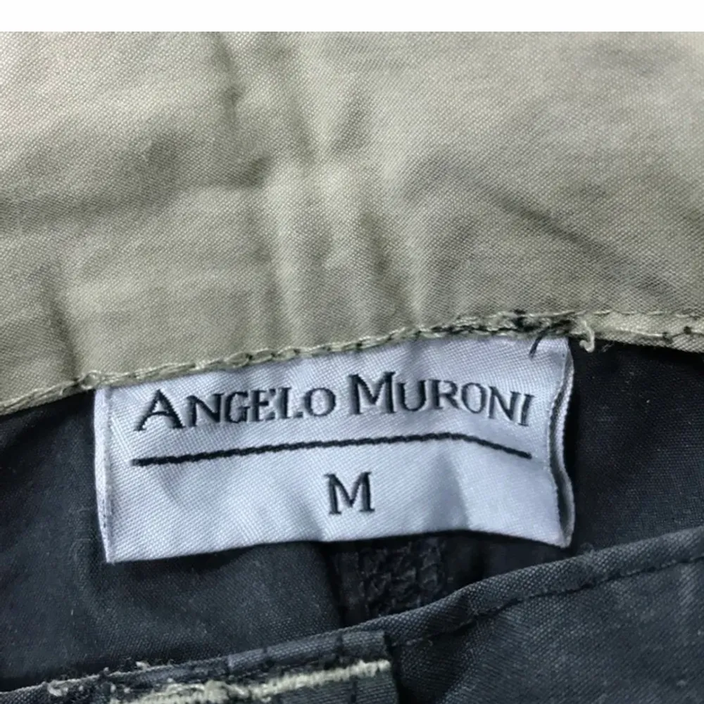 Svarta Angelo Muroni cargo byxor köpta på Sellpy. Dem var för stora för mig så därför säljer jag dem nu.. Jeans & Byxor.