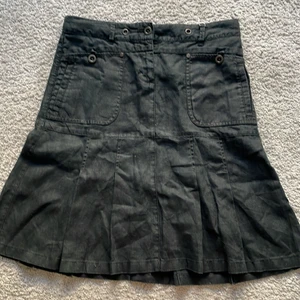 svart Cargo kjol - Intressekoll på denna fina Espirit cargo kjolen💕 är lite för stor på mig, men tycker den är otroligt snygg😻 