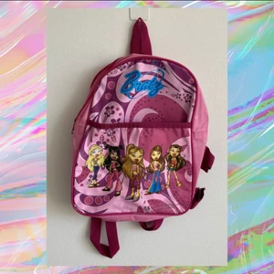 BRATZ ryggsäck i rosa 😻 - 10/10 ryggsäck i härligt rosa färg med somrigt tryck samt de klassiska karaktärerna - BRATZ! Ryggsäcken är ca 24x30x10 cm. Frakt tillkommer. Jag ansvarar inte för postens slarv.
