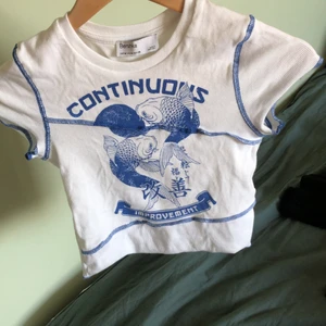 Graphic tryck, blå vit baby t-shirt  - Säljer då jag rensar min garderob. Det är en baby t som är beställd från Zalando och den är från märket Bershka. Det är ett skönt material, den är en storlek m men passar mig som är s/xs. Frakt kan diskuteras.