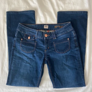 Lågmidjade bootcut jeans - Säljer dessa asballa lågmidjade jeans eftersom de tyvärr är för små för mig! Superfint skick!💗