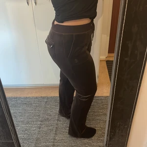 Juicy couture strl M - Säljer mina juicy couture byxor. Använt 2 gånger. De är i princip i bra skick. Inga fläckar osv. ( själv älskar jag dem men de är för stora för mig) jätte fina byxor i kaffe brun färg, fina, sitter jätte bra och de är väldigt sköna