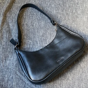 Axelremsväska  - En fin svart axelremsväska. Användes knappt , Säljer den då jag har får många väskor :) 