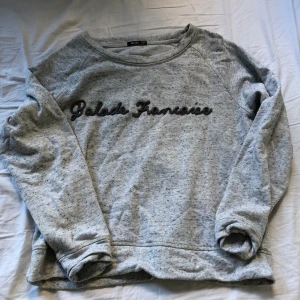 Grå sweatshirt med text  - Grå sweatshirt med text. Inte lika stor som på bild, finare i verkligheten. Mjuk och mysig. Från JC. Fin text, inte tryck.