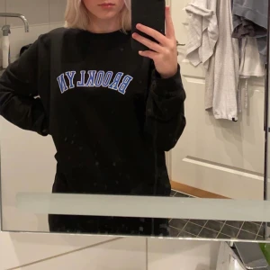 sweatshirt - Jättefin sweatshirt! Använd fåtal gånger så bra skick. Sitter oversized och är precis lagom material till vår-sommar💞