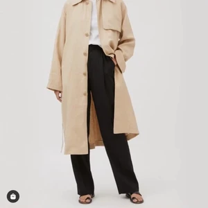 Beige trenchcoat A day’s march - Säljer en superfin beige trenchcoat från A day’s march. Nypris ca 2300kr. Aldrig använd och inga defekter. Materialet är linne. Fraktar endast. Perfekt nu till våren!
