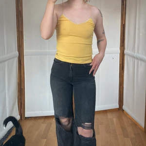 Gult somrigt linne  - Ett ribbat fint sommarlinne, lite knottrigt! Nytvättad vid leverans 