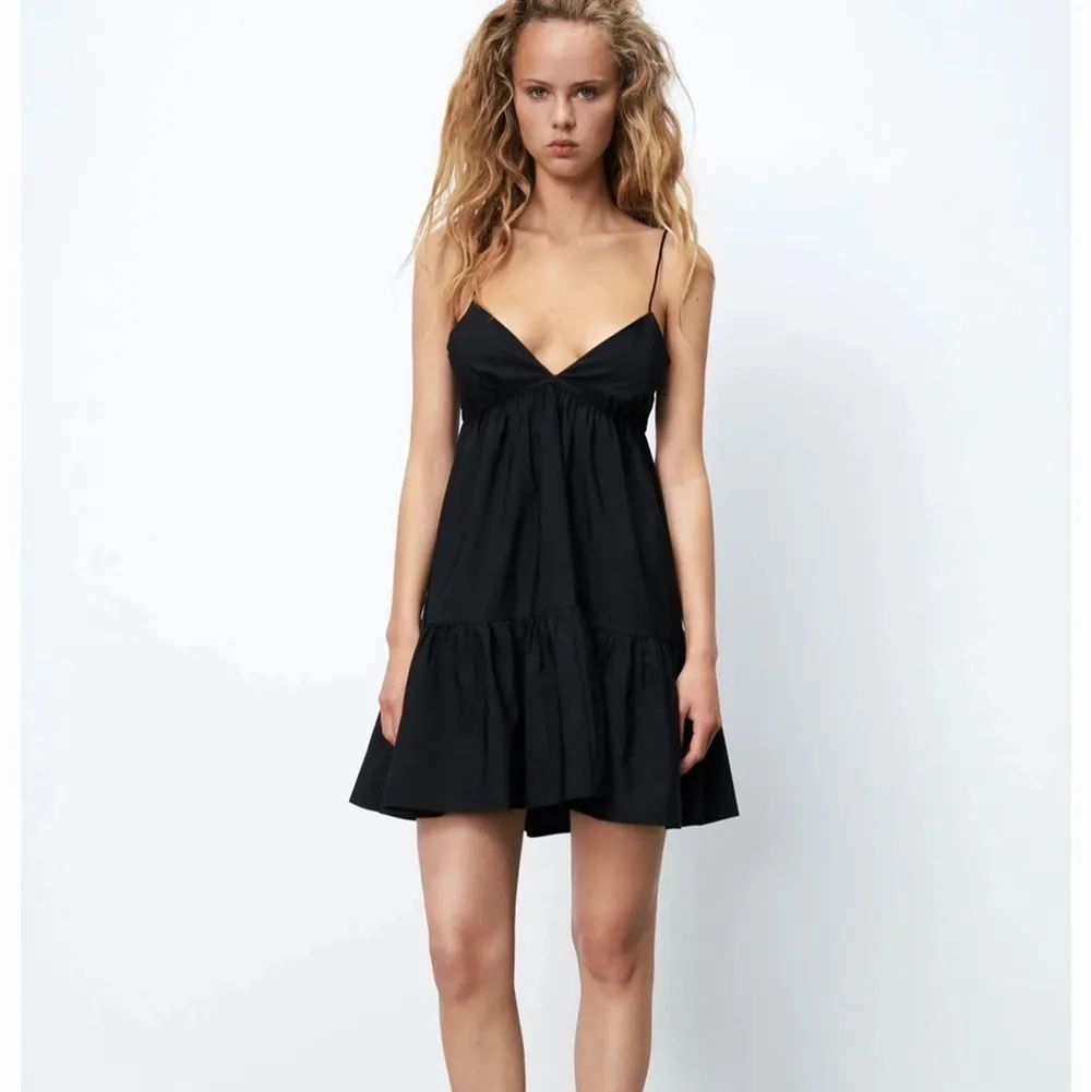 Säljer denna populära och slutsålda klänningen från Zara! Aldrig använd 💕 (Lägger upp igen pga oseriös köpare). Klänningar.