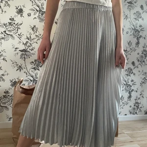 Långkjol  - Glittrig långkjol ifrån hms sommarkollektion 2020, aldrig använd💖storlek xs 