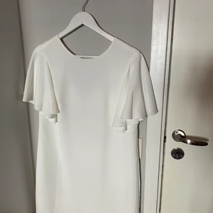 Vit klänning strl 36 - Jättefin klänning från Nelly. Aldrig använd. Strl 36.