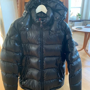 Moncler maya - Säljer denna för de är sommar och jag vill byta färg t nästa vinter. Den är typ ny använd 10 gånger. Köp i butik för 14 ish