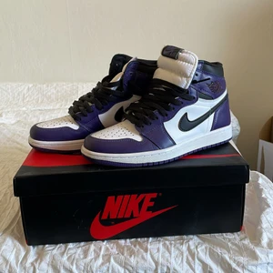 Jordan 1 Court Purple. Us 7 - Säljer ett par Jordan 1 Retro High Court Purple White. Använda några få gånger med creaseskydd, skick 9/10. Storleken är us 7 i herr som är samma som 40 eu. Då får med alla reservskosnören och lådan.
