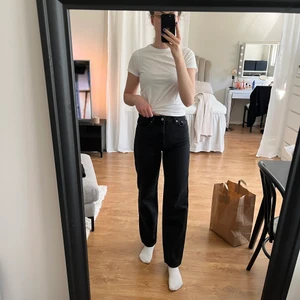 Jeans  - Svart tvättade jeans från NA-KD. Endast använda en gång och säljer nu då jag tycker som är lite för korta på mig! Jag är 178cm lång. nyskick!!