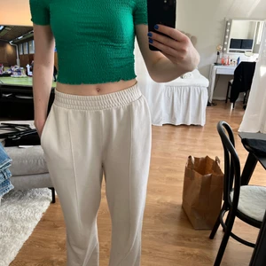 Topp - Grön off shoulder topp från Stradivarius. Använd ett fåtal gånger så i mycket fint skick! Säljer då den inte kommer till användning hos mig! Jag är 178 cm lång!