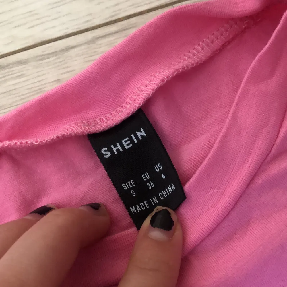 Jätte fin rosa tröja från Shein som jag köpte i somras men är bara använd nå fåtal gånger! Köptes för 69 vad jag minns men säljer för 49. . Toppar.